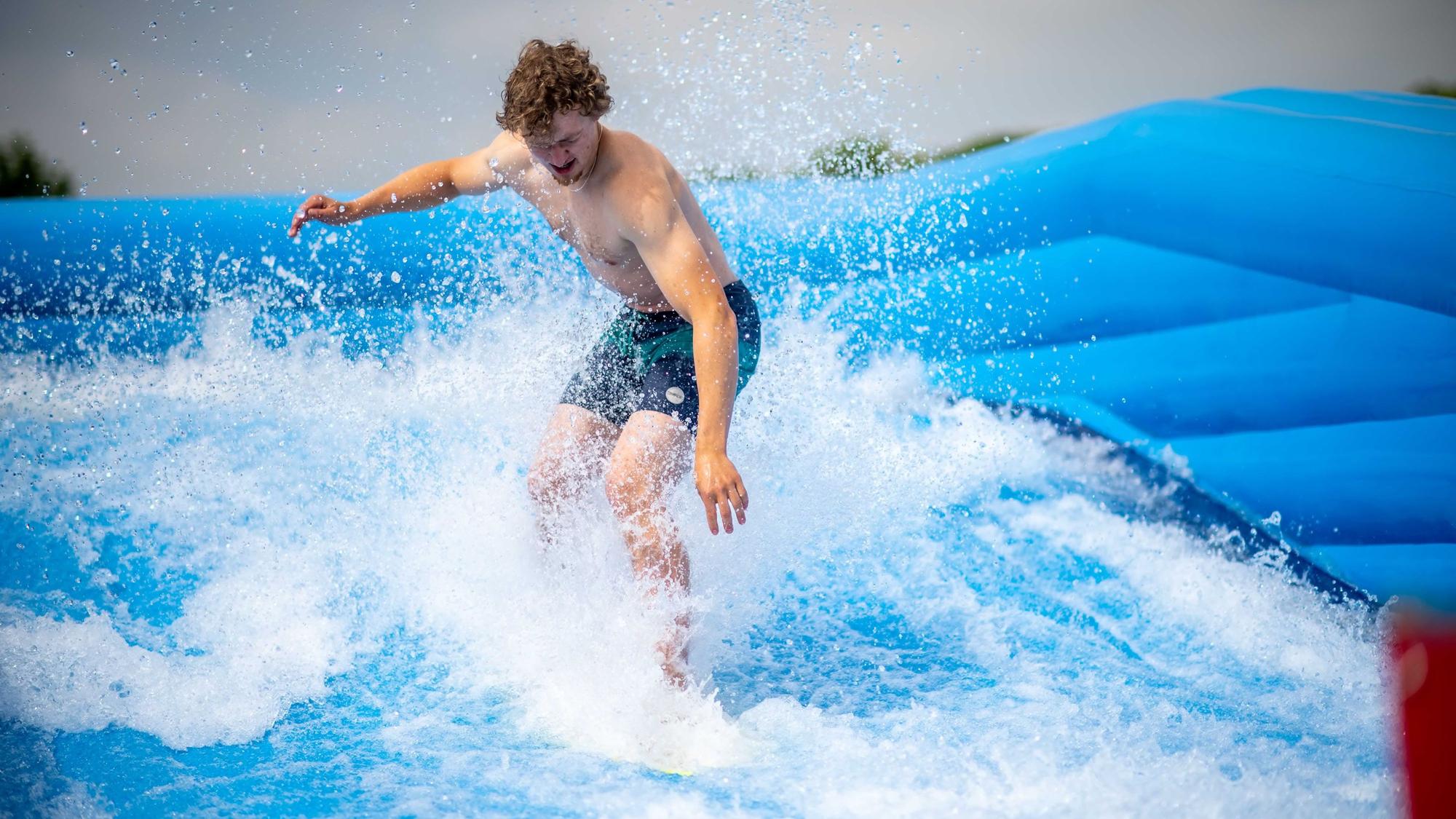 In der Therme und Badewelt in Euskirchen kann nun auch gesurft werden. Bis zum 23. Juli. Des Weiteren gibt es andere Familienangebote.
