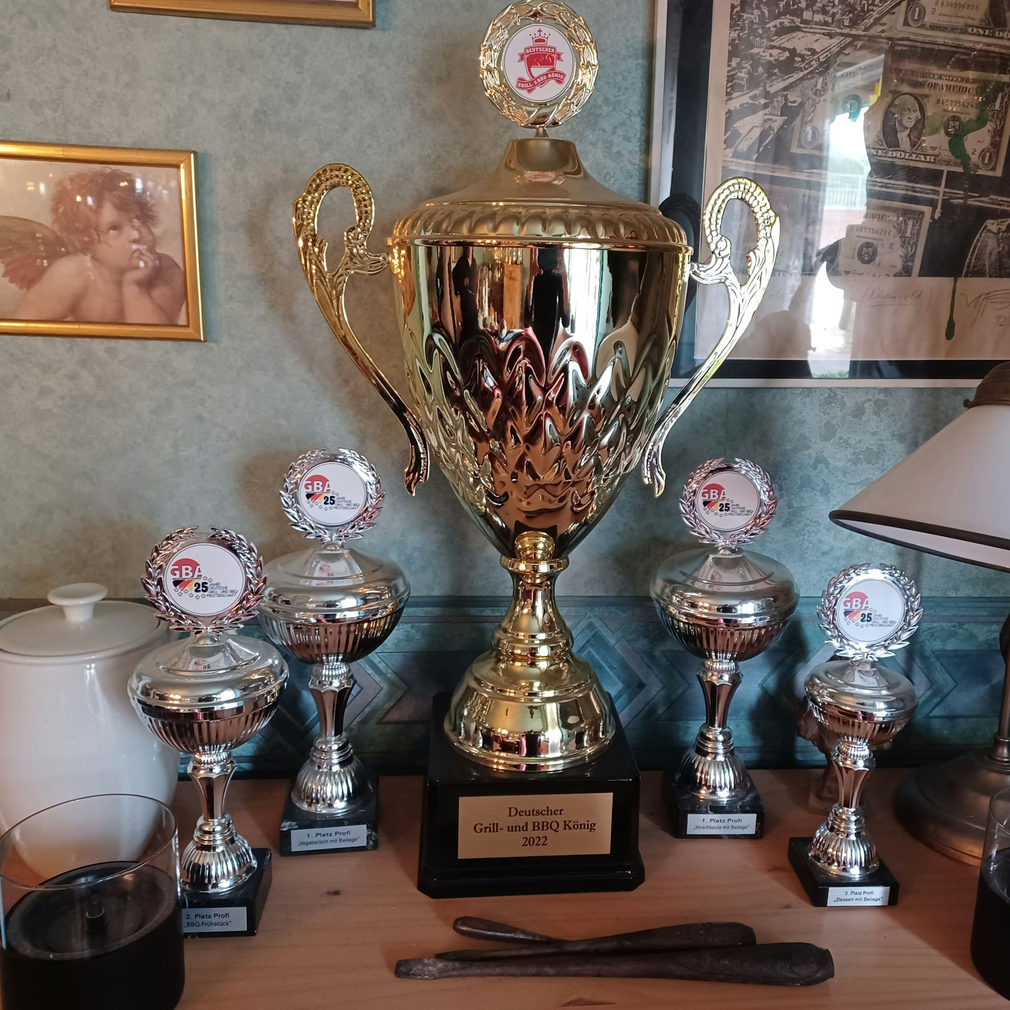 Nur einige der Pokale des Grillteams GutGlut.
