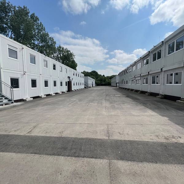 Vier Containerbauten in der Geflüchtetenunterkunft an der Auermühle in Leverkusen-Schlebusch.