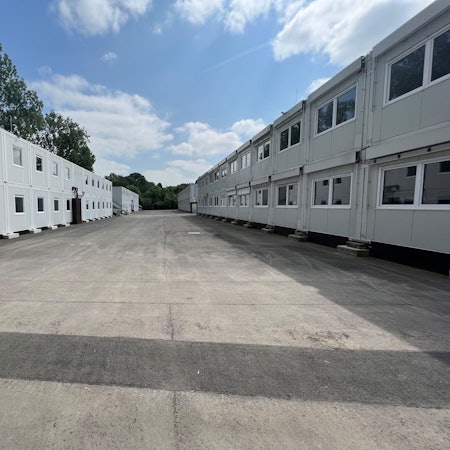 Vier Containerbauten in der Geflüchtetenunterkunft an der Auermühle in Leverkusen-Schlebusch.