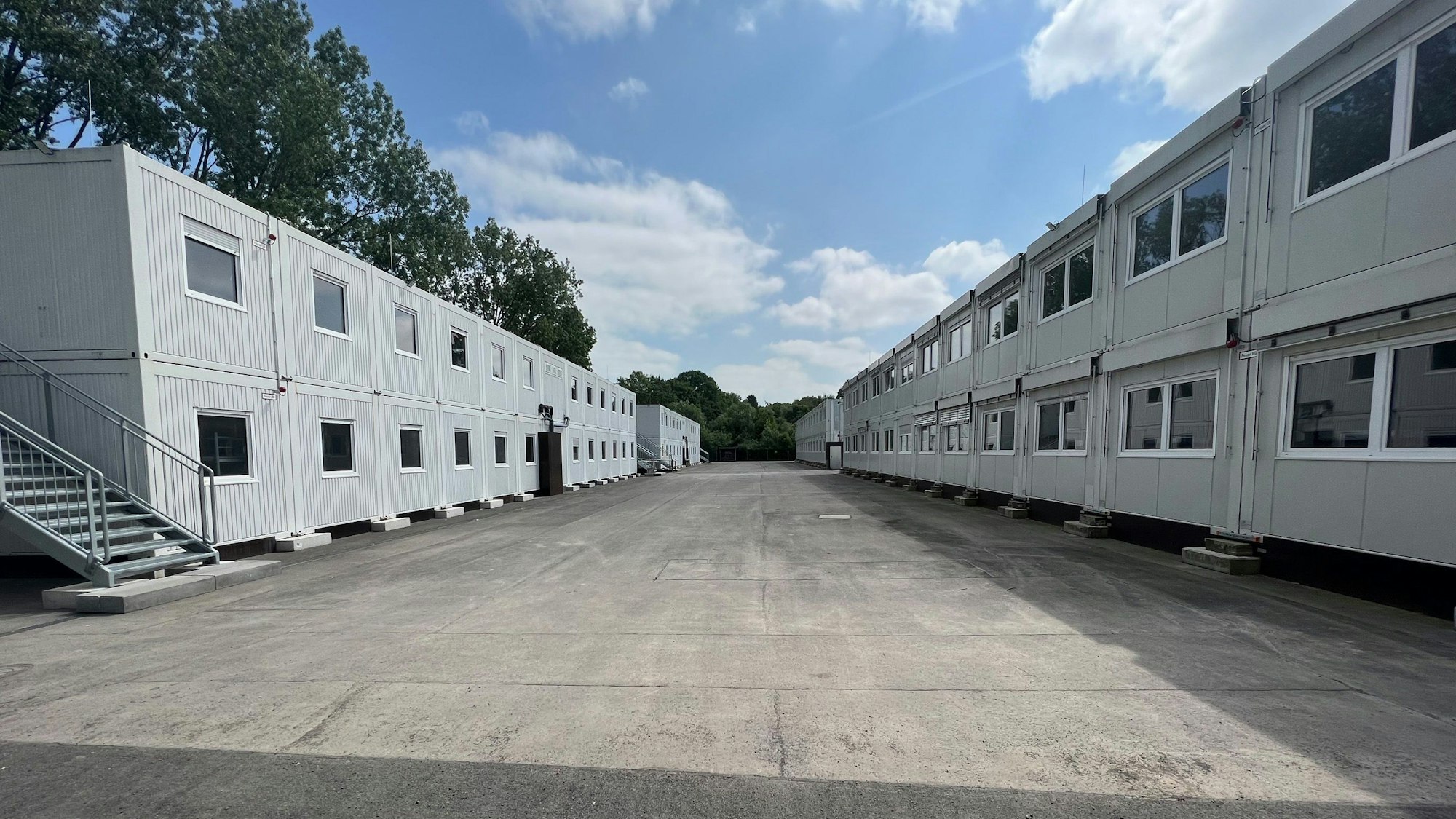 Vier Containerbauten in der Geflüchtetenunterkunft an der Auermühle in Leverkusen-Schlebusch.