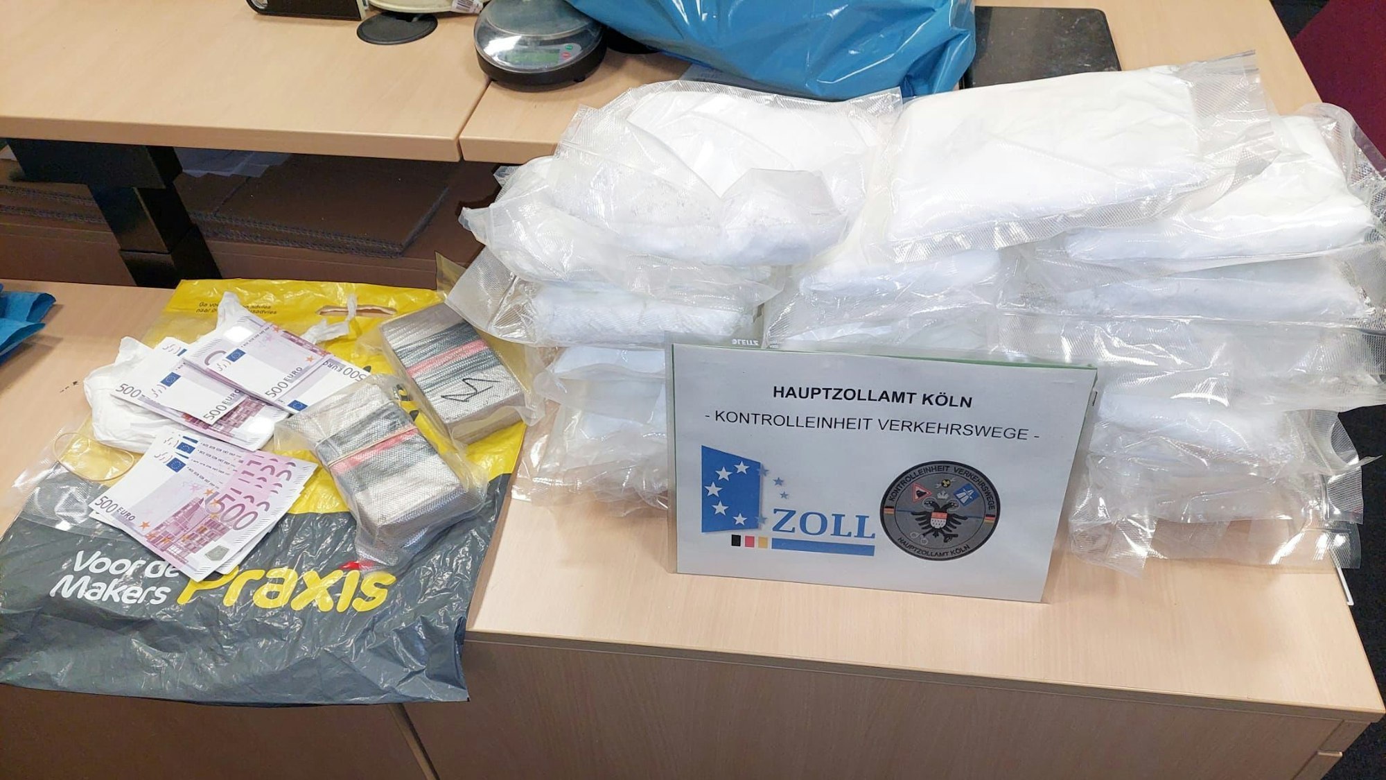 Die sichergestellte Drogen und das Falschgeld liegen auf einem Tisch beim Zoll in Köln.