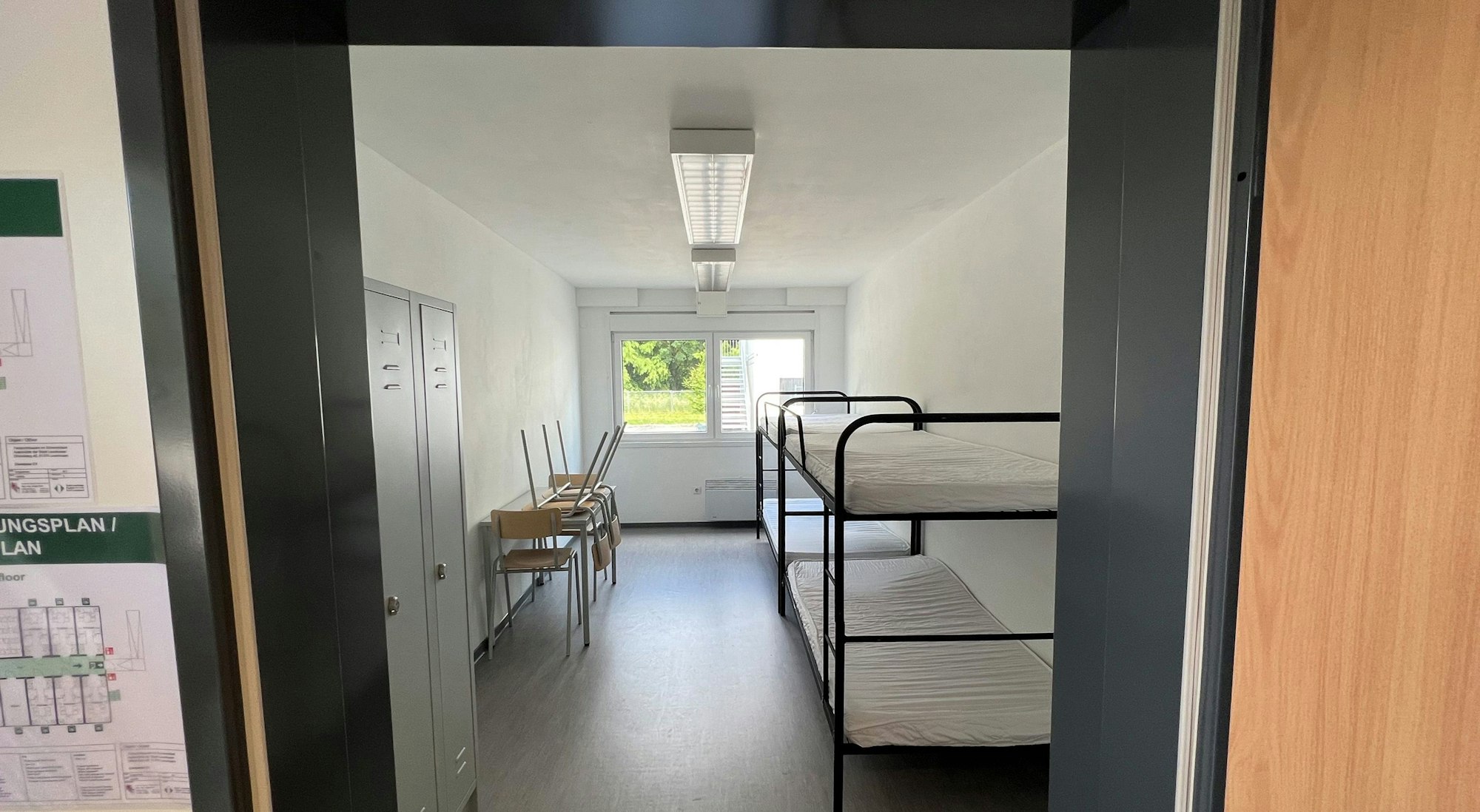 Familienschlafzimmer in der Geflüchtetenunterkunft an der Auermühle in Leverkusen-Schlebusch.