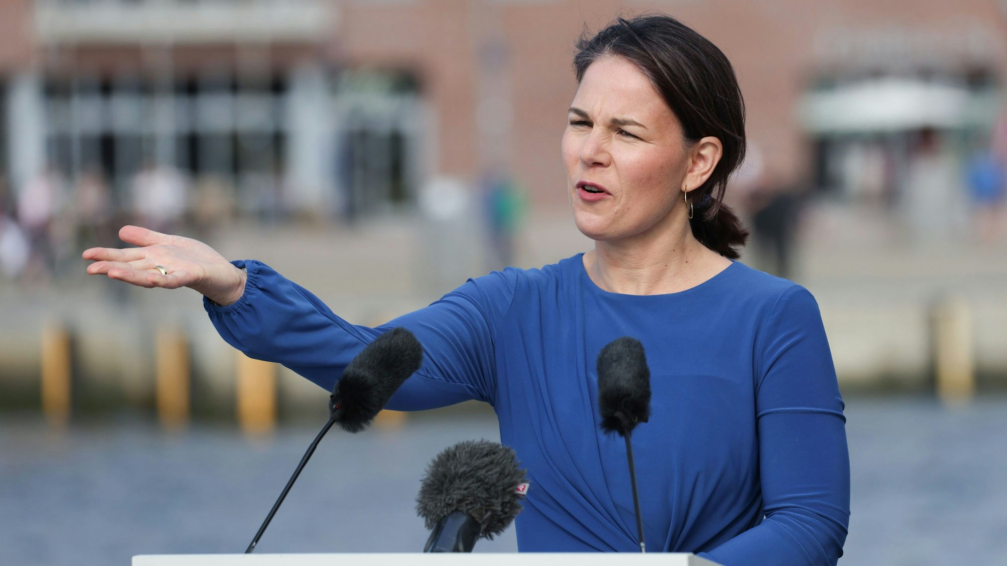 Annalena Baerbock (Bündnis 90/Die Grünen), Bundesaußenministerin, begrüßt ihre Amtskollegen zum Treffen des Ostseerat.