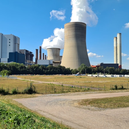 Nicht nur der Niederaußemer BoA-Block und der 600-MW-Block im Vordergrund sollen Strom liefern, sondern auch kleinere ältere Blöcke, die derzeit stillstehen.