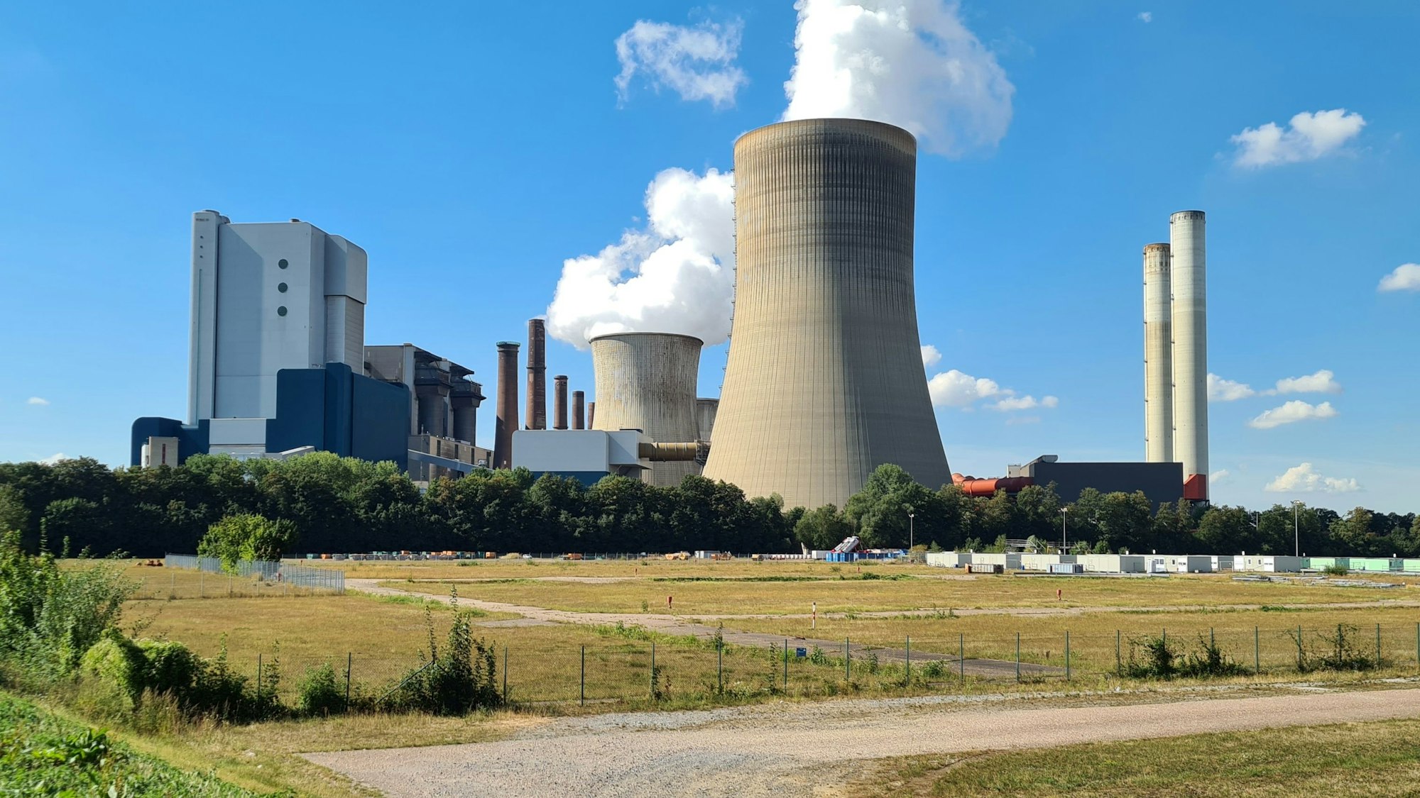 Auf dem Foto ist das Kraftwerk Niederaußem zu sehen.