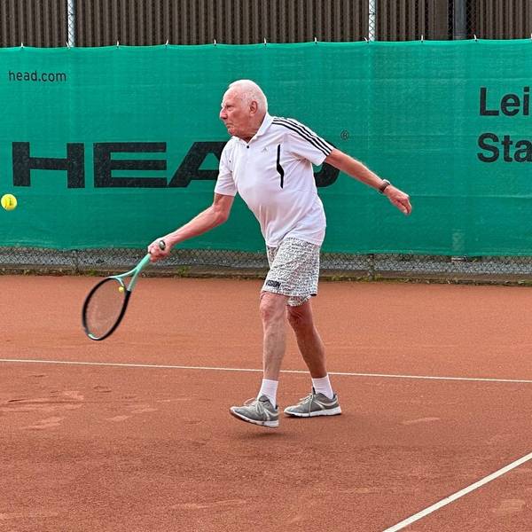 Ein Tennisspieler spielt auf der roten Asche.