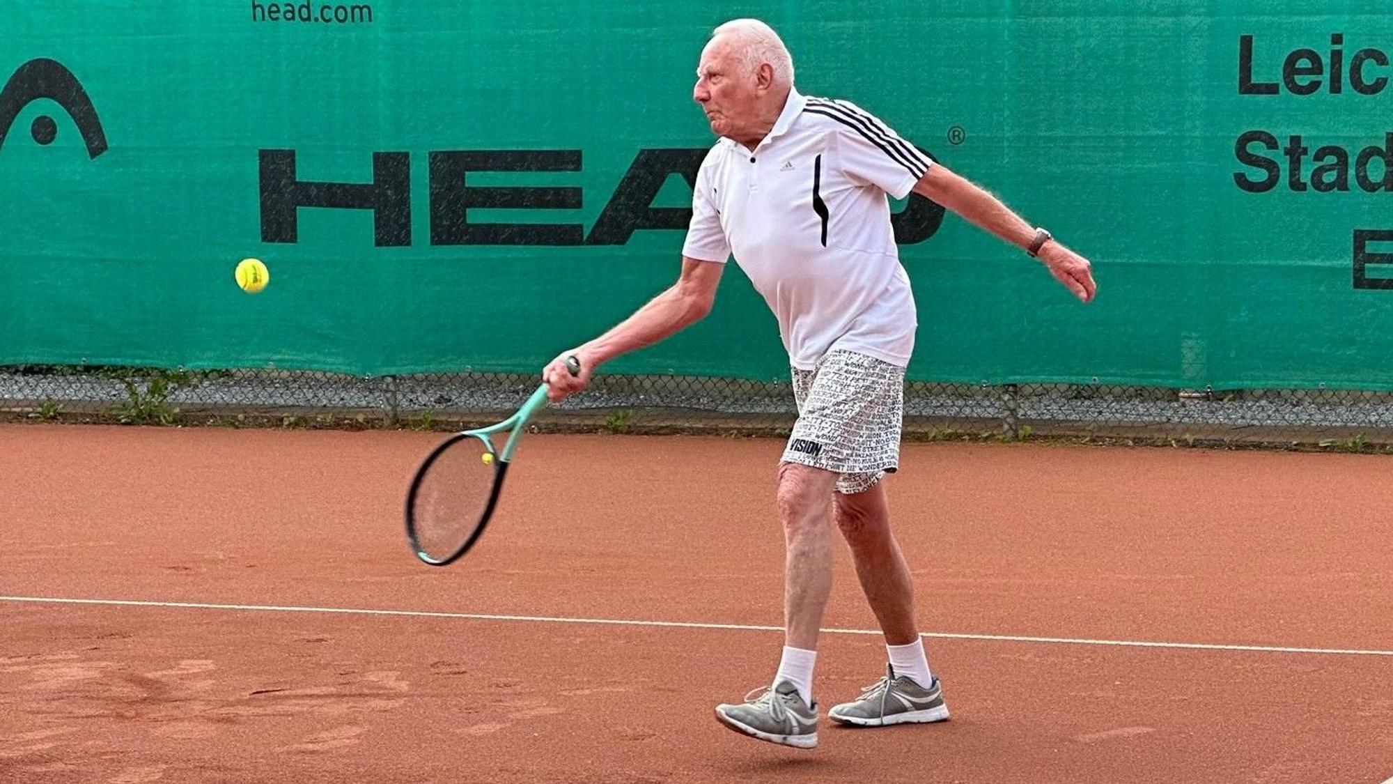 Ein Tennisspieler spielt auf der roten Asche.
