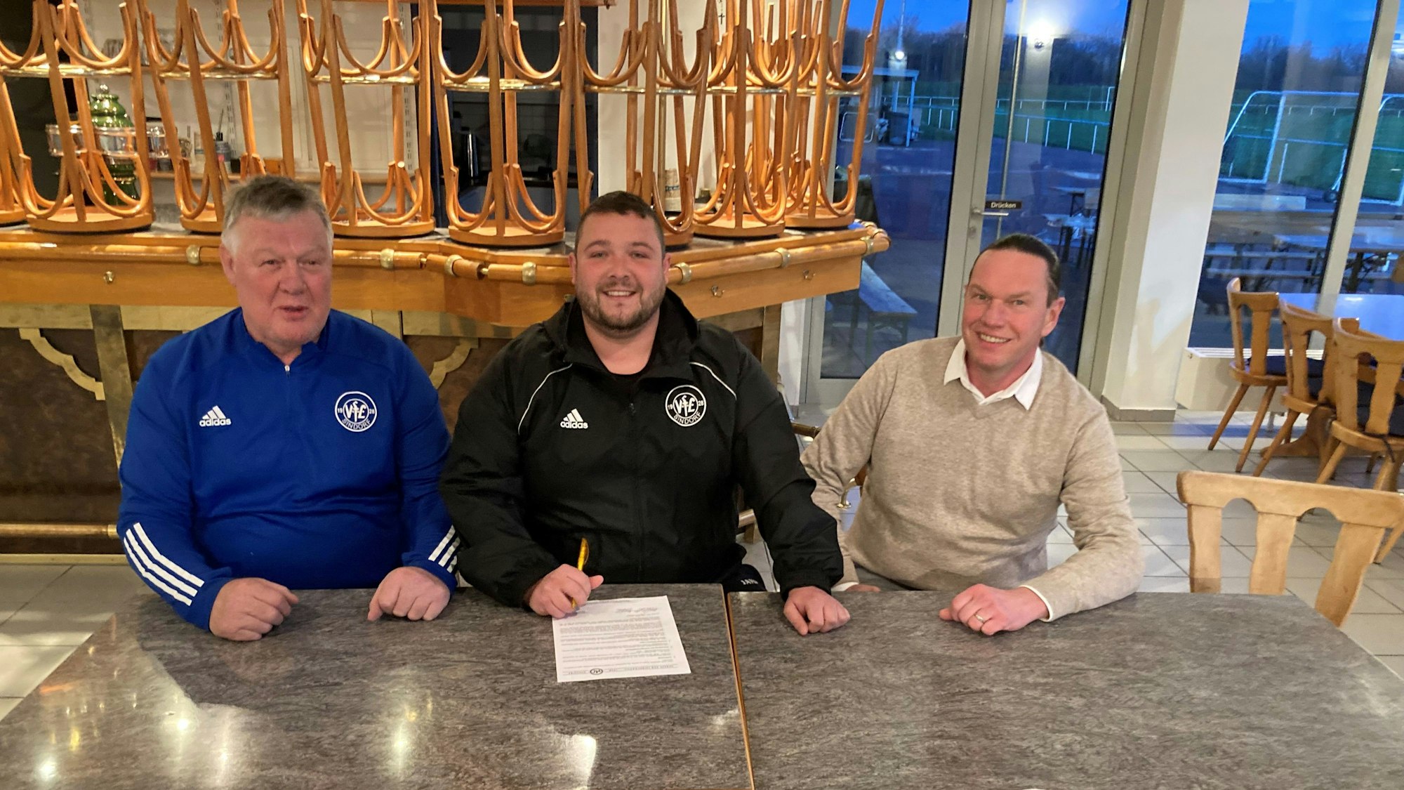 Bei der Vertragsverlängerung im März 2023: Trainer Luca Lausberg (M.) mit dem 1. Vorsitzender Herr Hans-Peter Floß und dem Sportlichen Leiter Ralf Burtscheid.