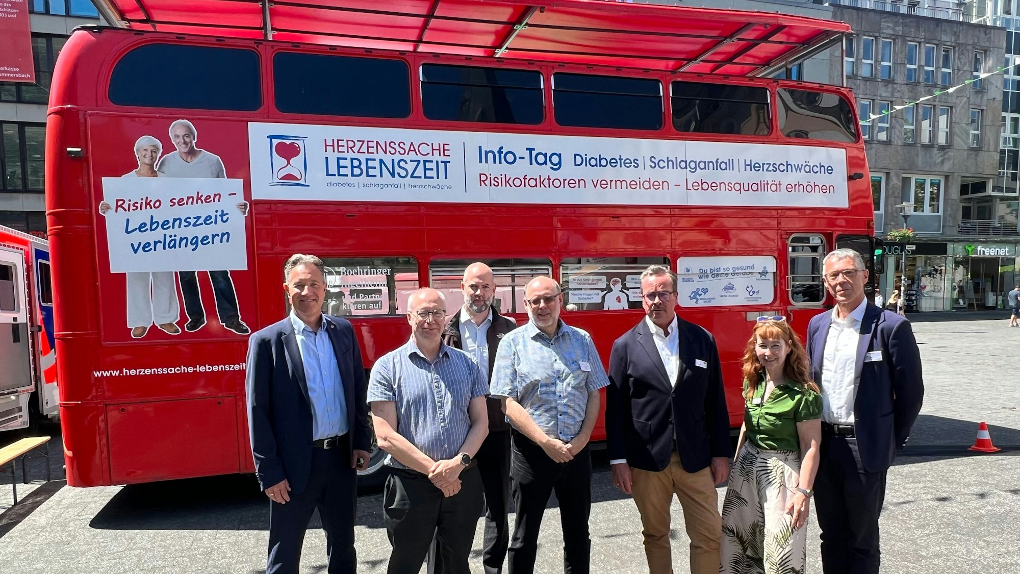 Am Doppeldeckerbus informierten die Partner der Schlaganfall-Initiative Oberberg rund um das Thema.