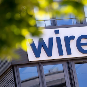 Das Logo der insolventen Firma Wirecard hängt an der Fassade des Unternehmens in Aschheim bei München. Das Foto wurde vor drei Jahren aufgenommen.