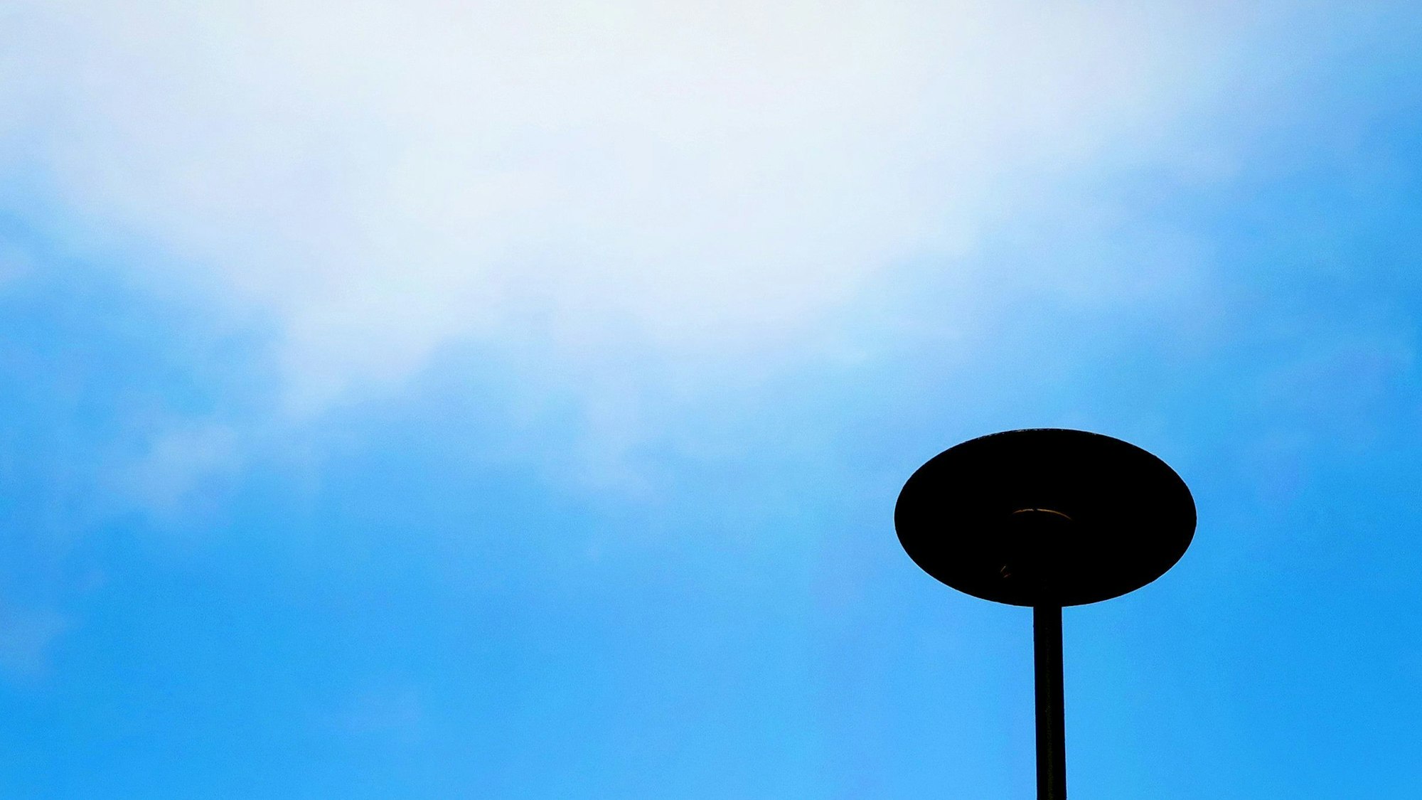 Eine Sirene steht auf dem Dach eines öffentlichen Gebäudes. (Symbolbild)