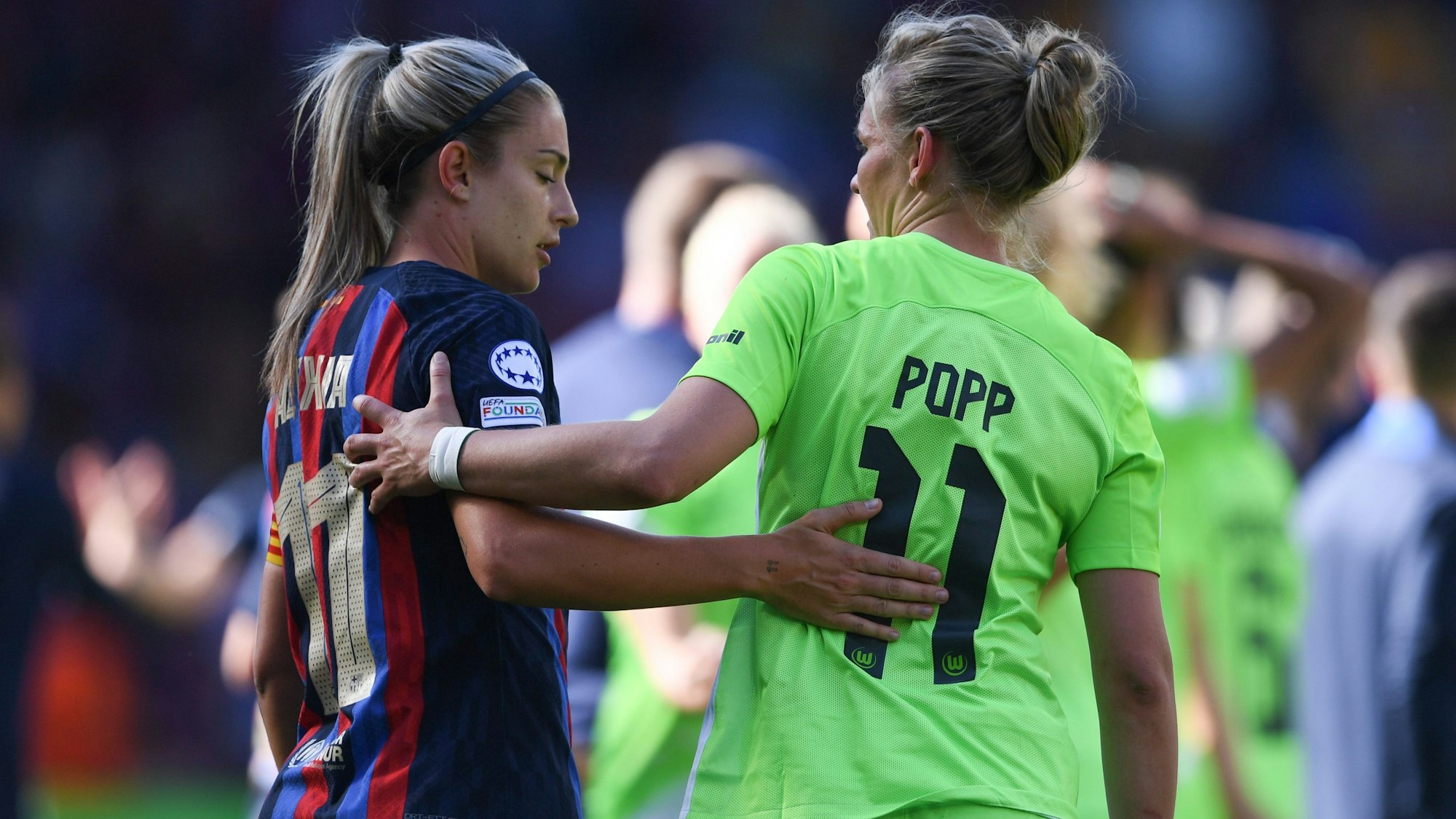 Barcelonas Alexia Putellas (l) und Wolfsburgs Alexandra Popp reagieren nach dem Spiel.