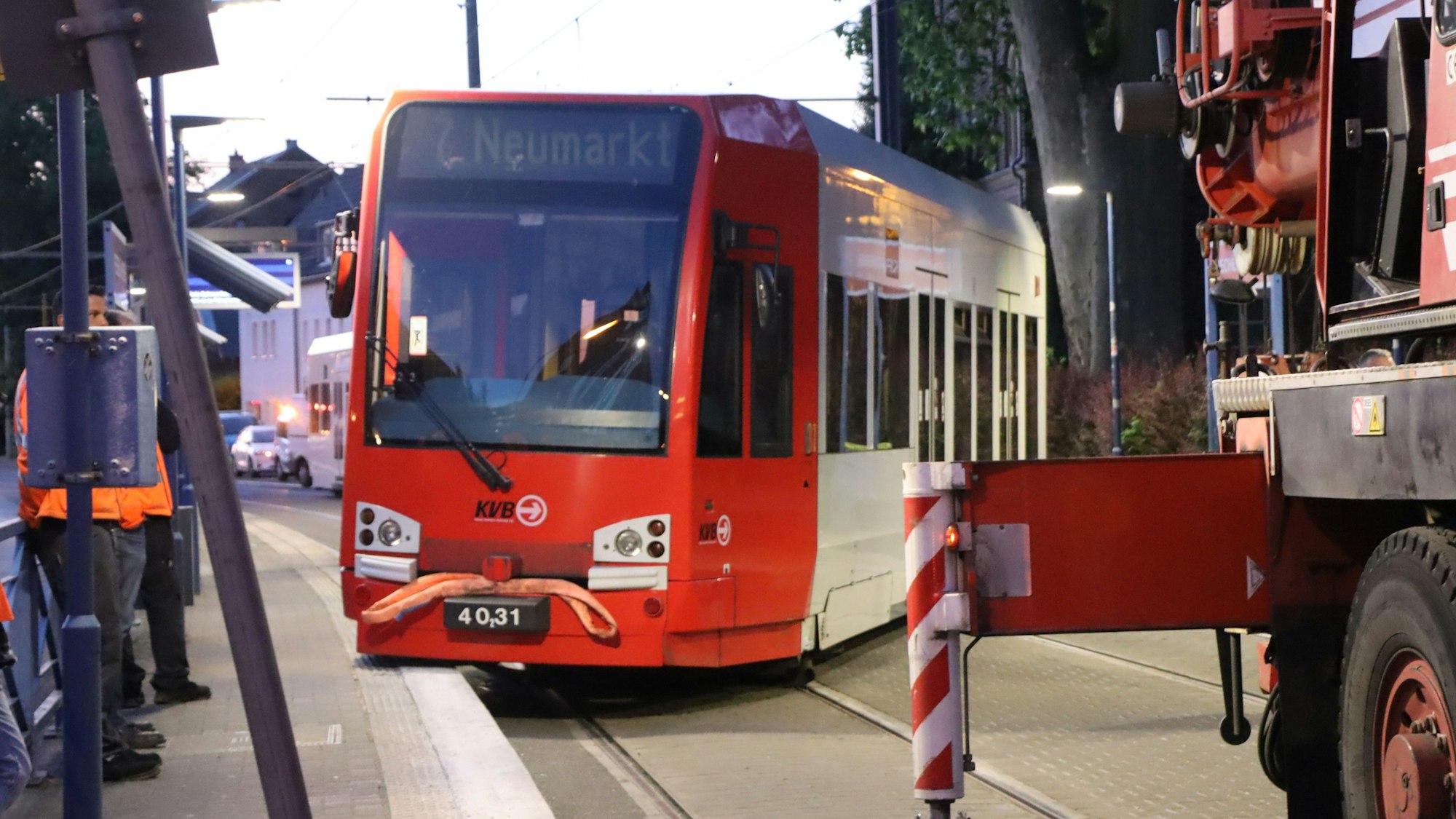 Es ist die entgleiste Straßenbahn zu sehen.