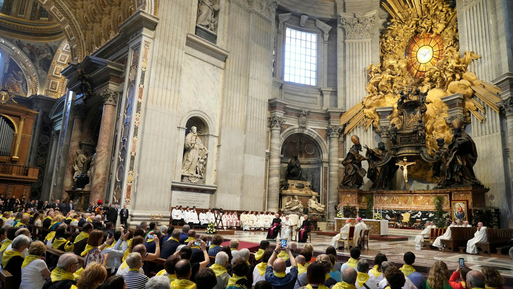 Papst Franziskus (hinten,M) spricht im Petersdom. (Symbolbild)