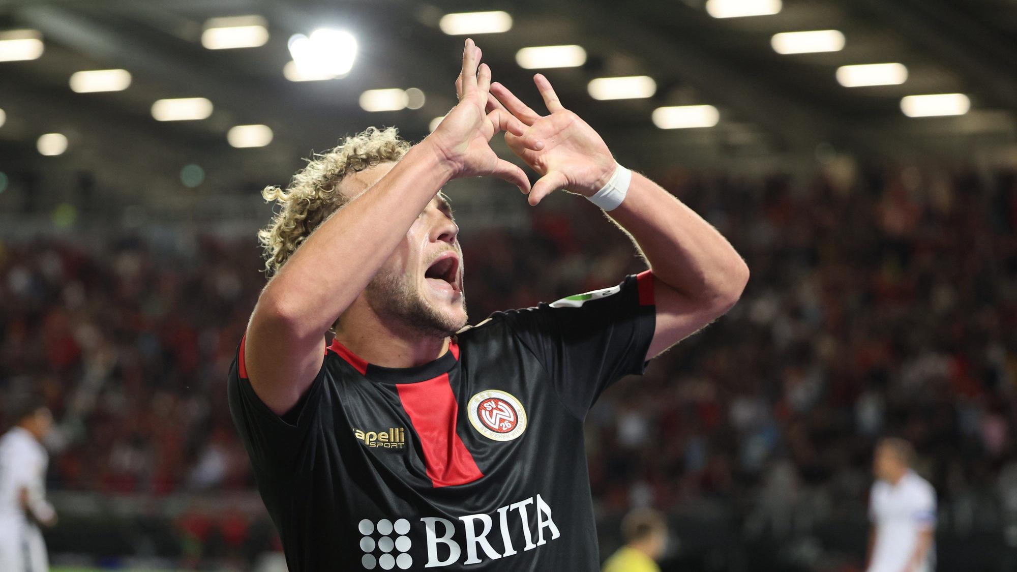 Benedict Hollerbach hat das 3:0 für den SV Wehen Wiesbaden gegen Arminia Bielefeld erzielt.