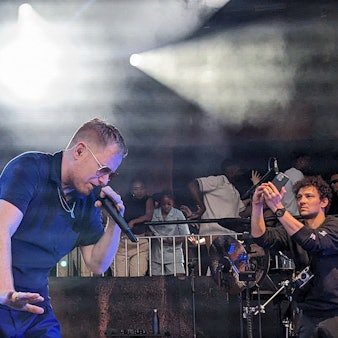 Peter Fox steht auf der Bühne vor seiner Band in Köln.