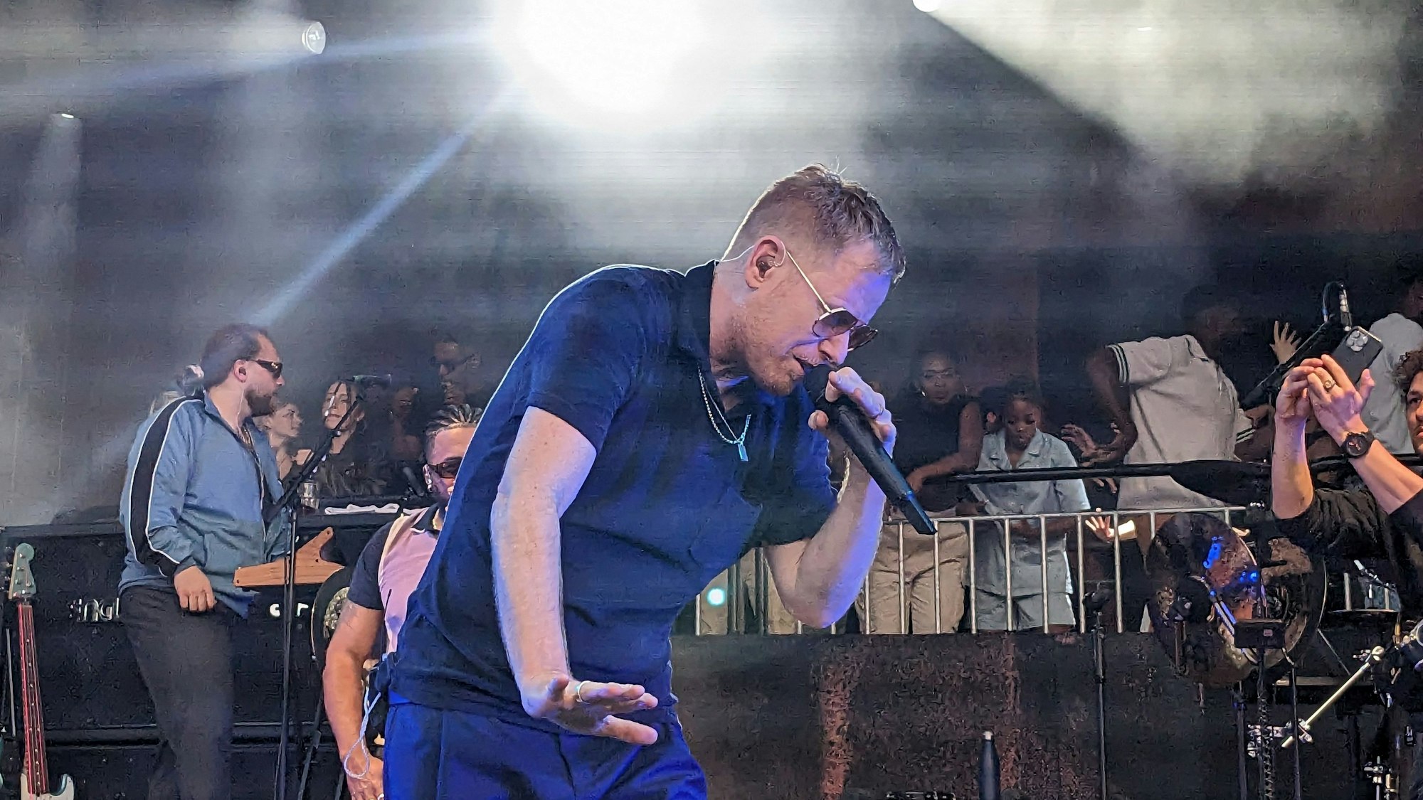 Peter Fox steht auf der Bühne vor seiner Band in Köln.