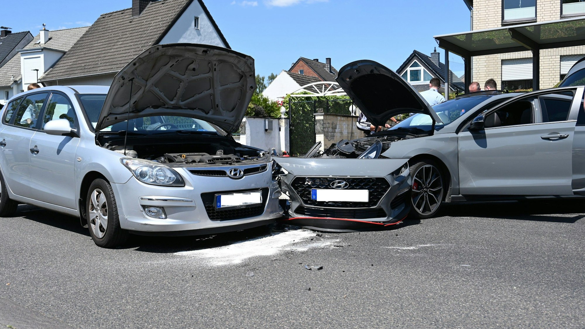 Ein Pkw Fahrer wollte nach links auf ein Grundstück abbiegen und hat dabei ein entgegenkommendes Auto übersehen. Bei dem Zusammenstoß wurden beide leicht verletzt.