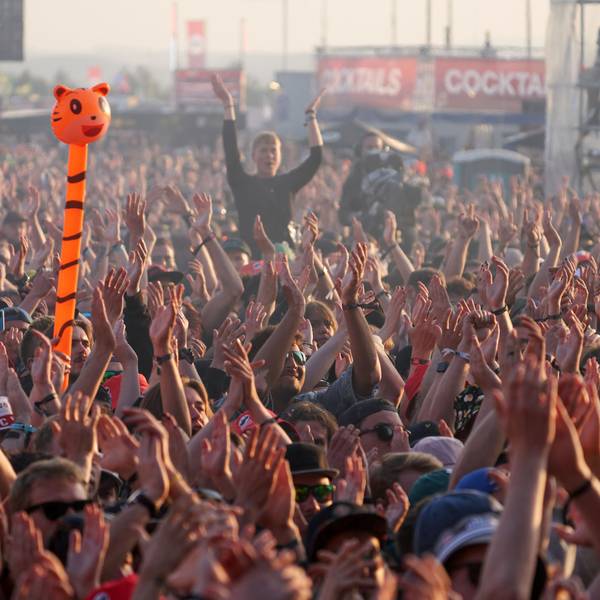 Tausende Besucher tanzen vor der Utopia Stage bei Rock am Ring am Nürburgring.
