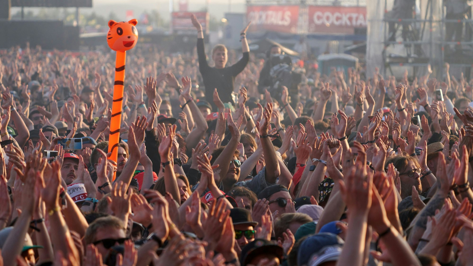 Tausende Besucher tanzen vor der Utopia Stage bei Rock am Ring am Nürburgring.