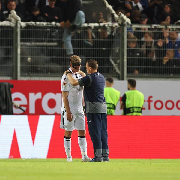 Bielefelds Fabian Klos (l.) und Trainer Uwe Koschinat. Klos ging mit seiner Mannschaft hart ins Gericht.