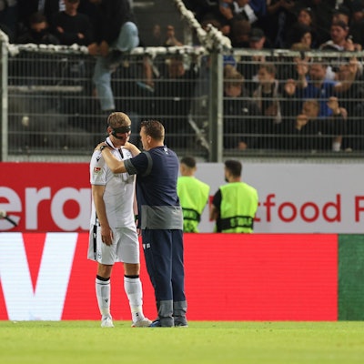 Bielefelds Fabian Klos (l.) und Trainer Uwe Koschinat. Klos ging mit seiner Mannschaft hart ins Gericht.