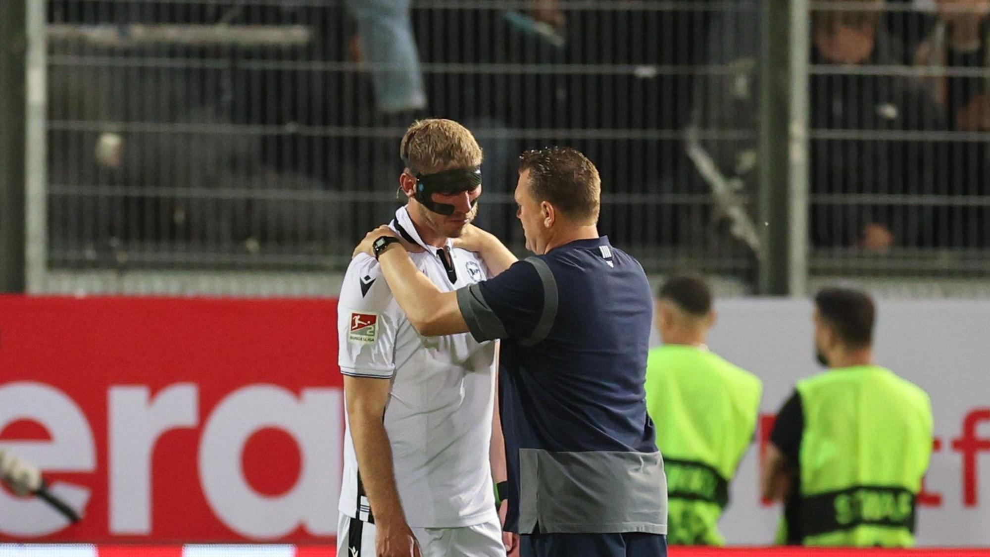 Bielefelds Fabian Klos (l.) und Trainer Uwe Koschinat. Klos ging mit seiner Mannschaft hart ins Gericht.