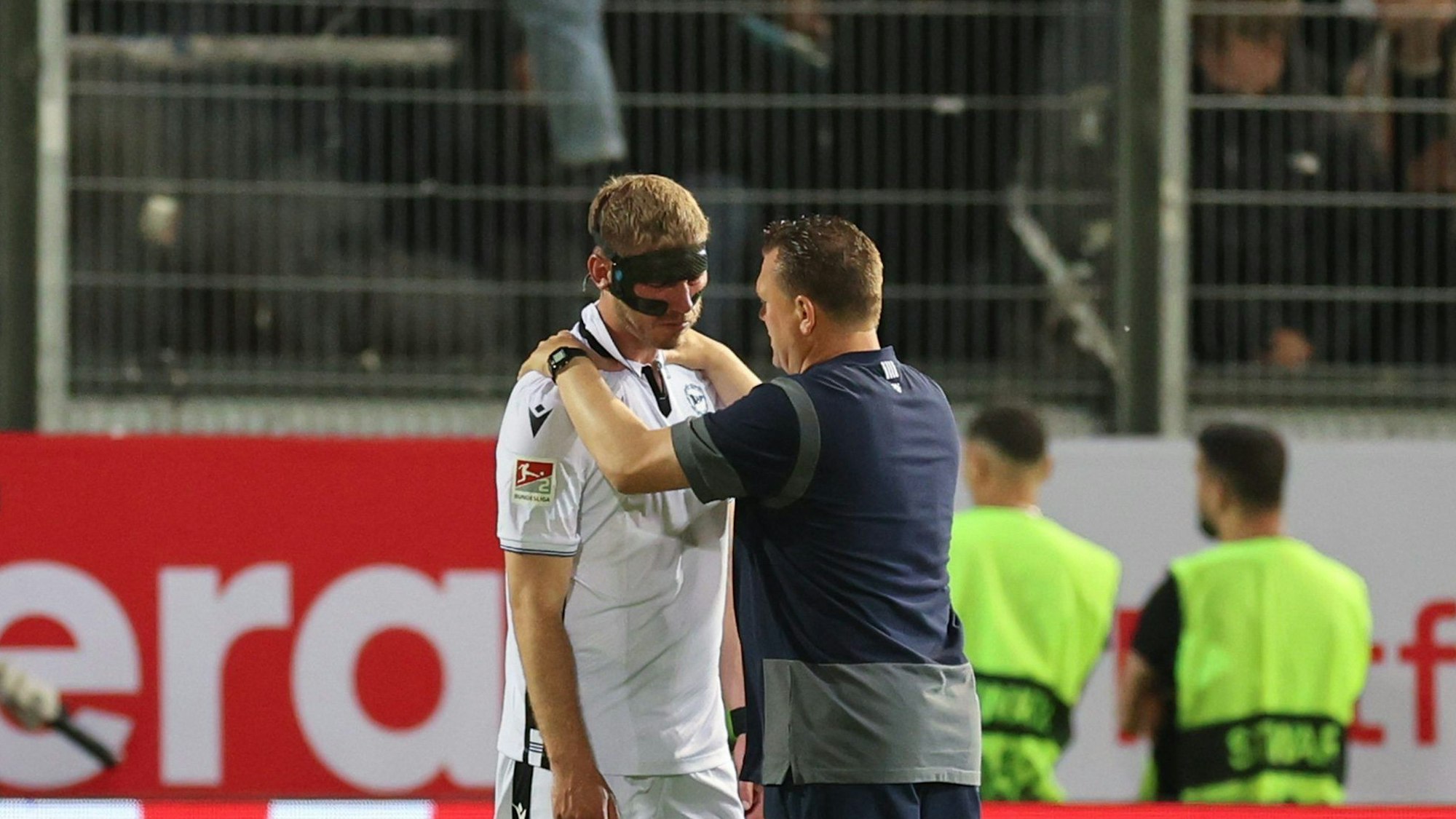 Bielefelds Fabian Klos (l.) und Trainer Uwe Koschinat. Klos ging mit seiner Mannschaft hart ins Gericht.