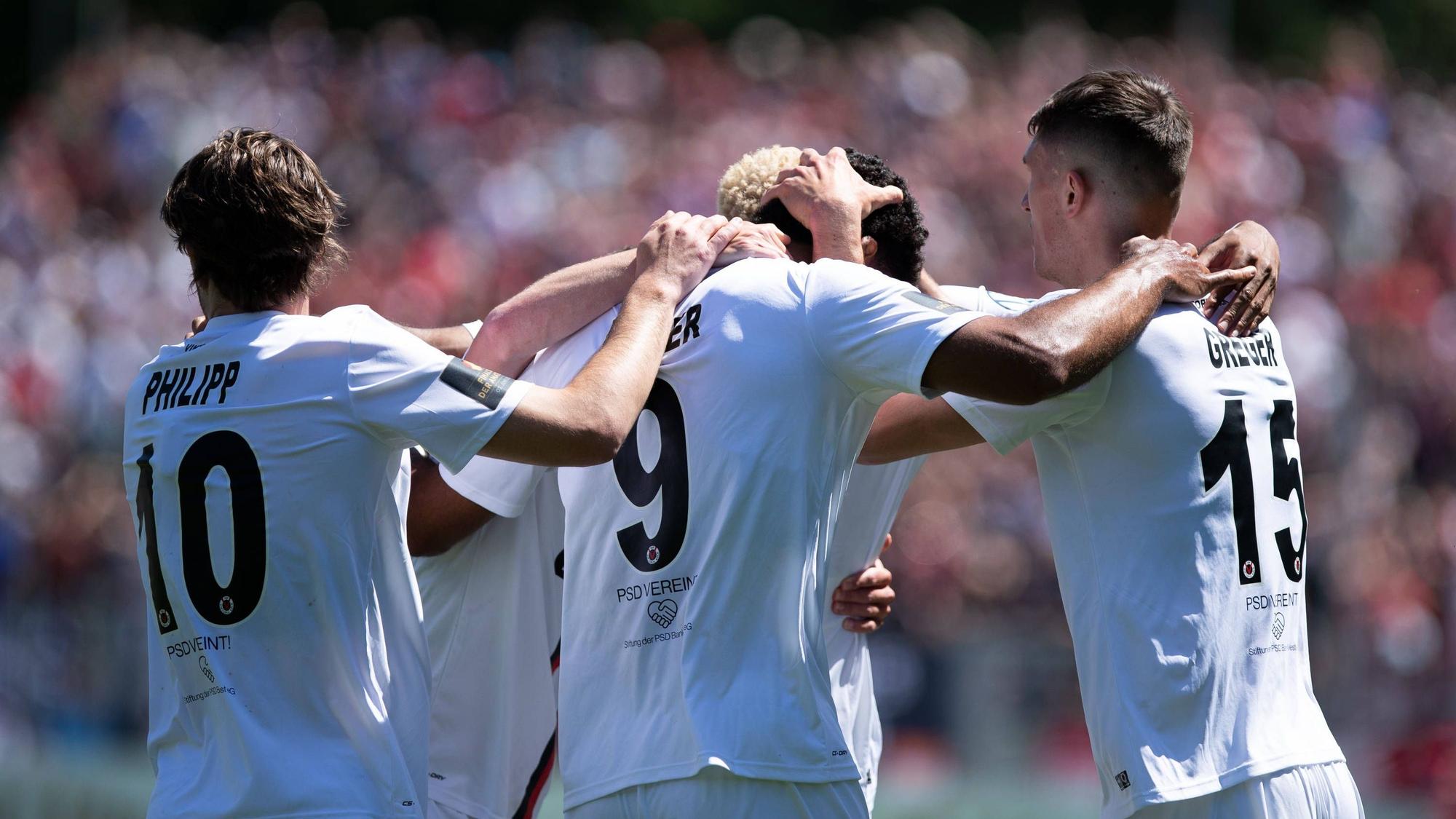 Bitburger-Pokalfinale 2023: 1. FC Dueren - Viktoria Koeln Vikroria Koeln Jubel zum 0:1 durch Andre Becker Viktoria Koeln, 9 Finaltag der Amateure Bitburger-Pokalfinale 2023: 1. FC Dueren - Viktoria Koeln, Koeln, Sportpark Hoehenberg, 03.06.2023 *** Bitburger Cup Final 2023 1 FC Dueren Viktoria Koeln Vikroria Koeln Cheers to 0 1 by Andre Becker Viktoria Koeln, 9 final day of the amateurs Bitburger Cup Final 2023 1 FC Dueren Viktoria Koeln, Koeln, Sportpark Hoehenberg, 03 06 2023 Copyright: xBEAUTIFULxSPORTS/Buriakovx