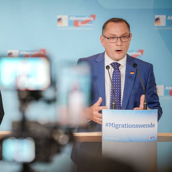 Alice Weidel, Fraktionsvorsitzende der AfD, und Tino Chrupalla, AfD-Bundesvorsitzender und Fraktionsvorsitzender der AfD freuen sich über die Umfrage-Ergebnisse.