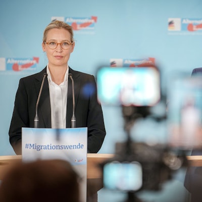 Alice Weidel, Fraktionsvorsitzende der AfD, und Tino Chrupalla, AfD-Bundesvorsitzender und Fraktionsvorsitzender der AfD freuen sich über die Umfrage-Ergebnisse.