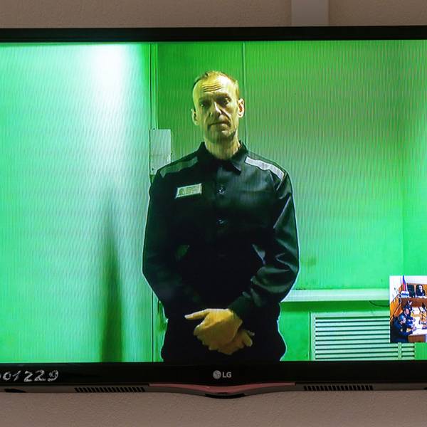 Der russische Oppositionsführer Alexej Nawalny spricht in einer von der russischen Strafvollzugsbehörde bereitgestellten Videoübertragung, aus dem Gefängnis. Ein Foto zeigt einen Fernsehbildschirm, auf dem er zu sehen ist.
