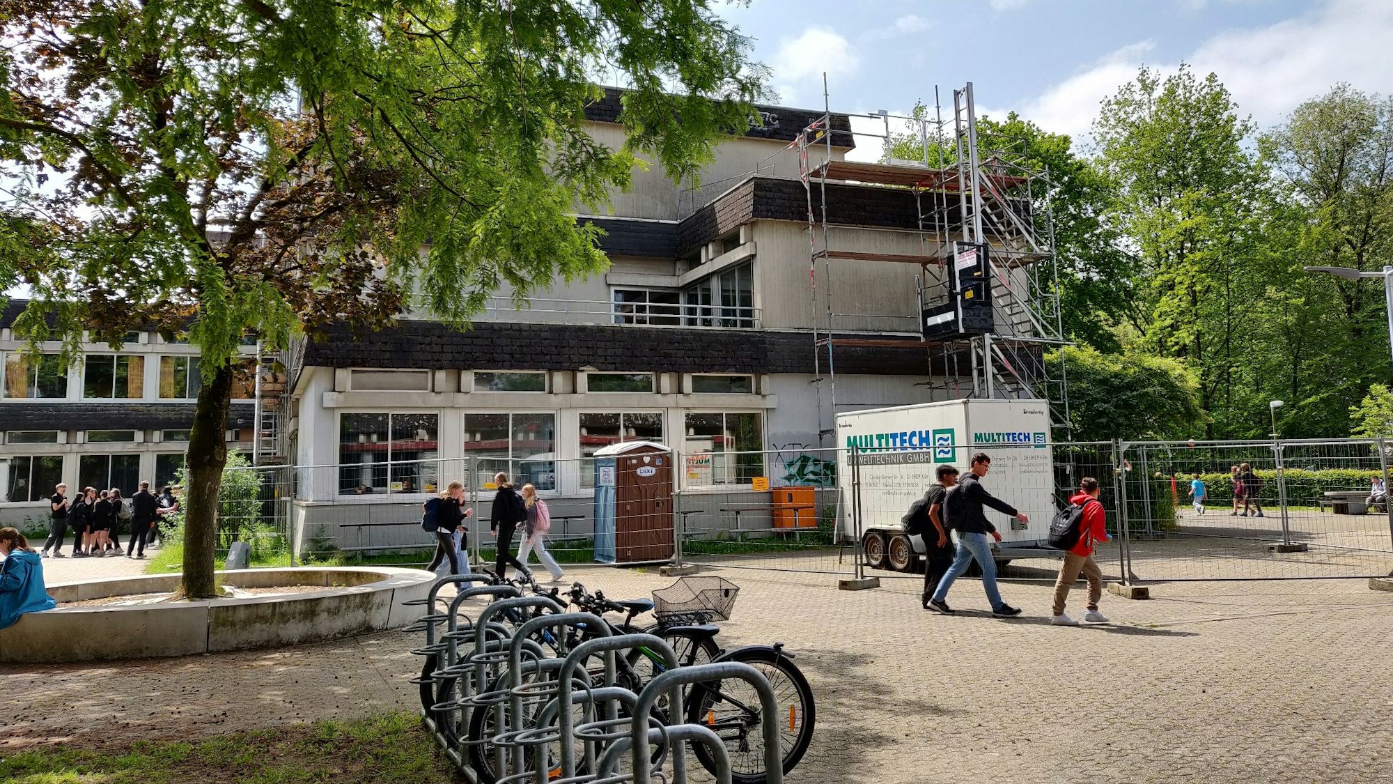 Baugerüste für die PCB-Sanierung stehen außen an der Sekundarschule Leichlingen.