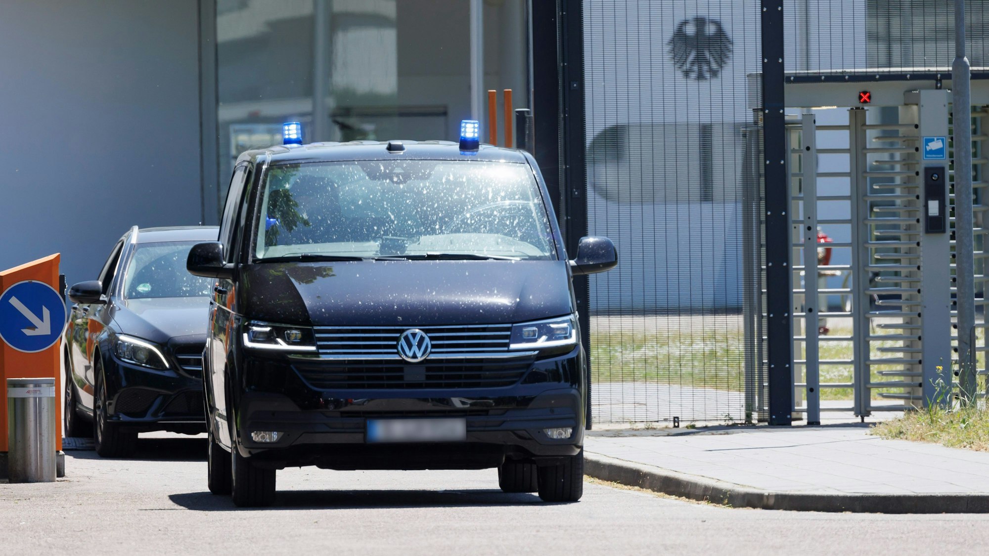 Bundesweite Razzia gegen mutmaßliche Unterstützer der Terrormiliz Islamischer Staat (IS): Fahrzeuge verlassen mit Blaulicht das Gelände des Bundesgerichtshofs in Karlsruhe.