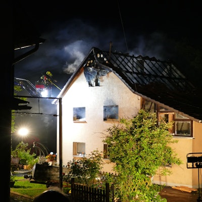 Blick auf das zerstörte Wohnhaus: Der Dachstuhl ist größtenteils ausgebrannt.