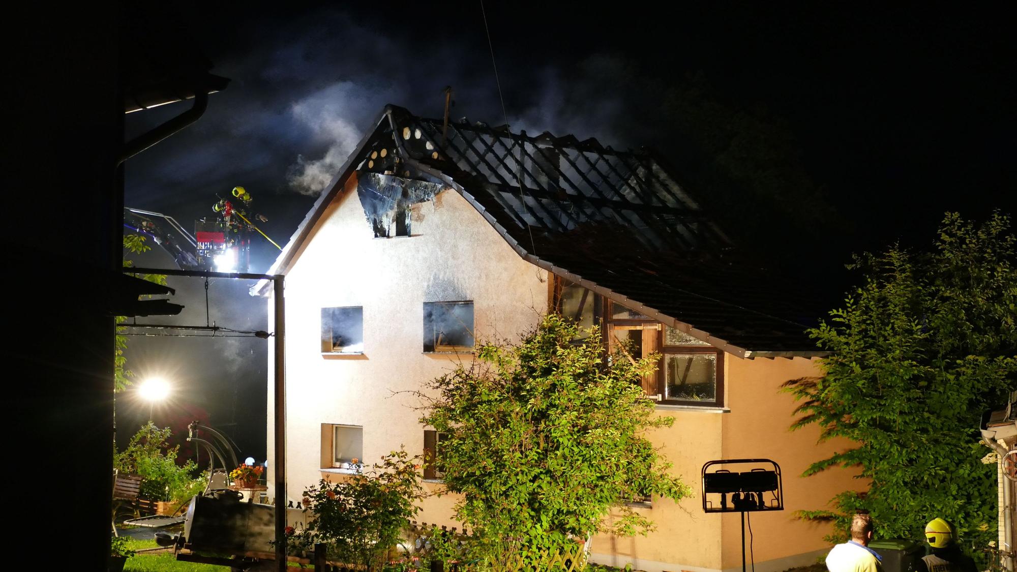 Blick auf das zerstörte Wohnhaus: Der Dachstuhl ist größtenteils ausgebrannt.