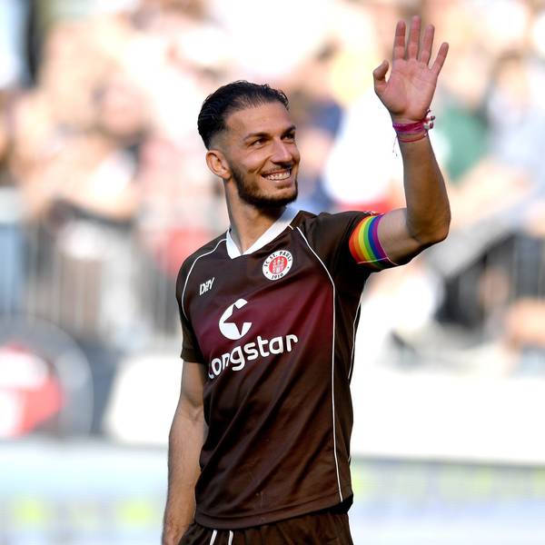Leart Paqaradas winkt nach seinem letzten Spiel für den FC St. Pauli zu den Fans.