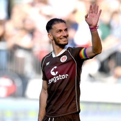 Leart Paqaradas winkt nach seinem letzten Spiel für den FC St. Pauli zu den Fans.