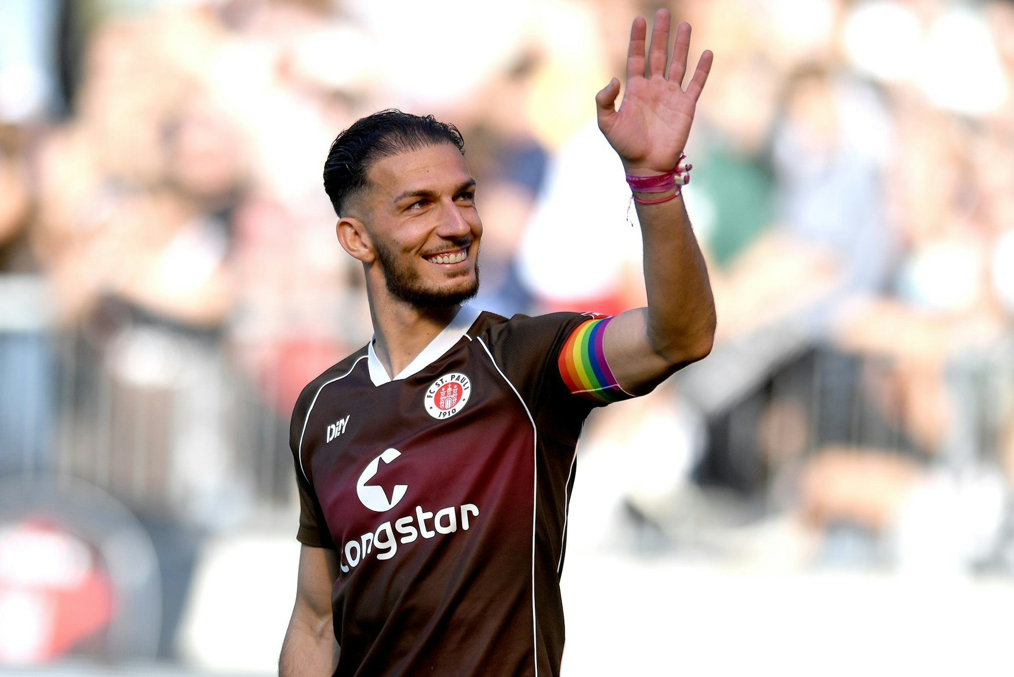 Leart Paqaradas winkt nach seinem letzten Spiel für den FC St. Pauli zu den Fans.