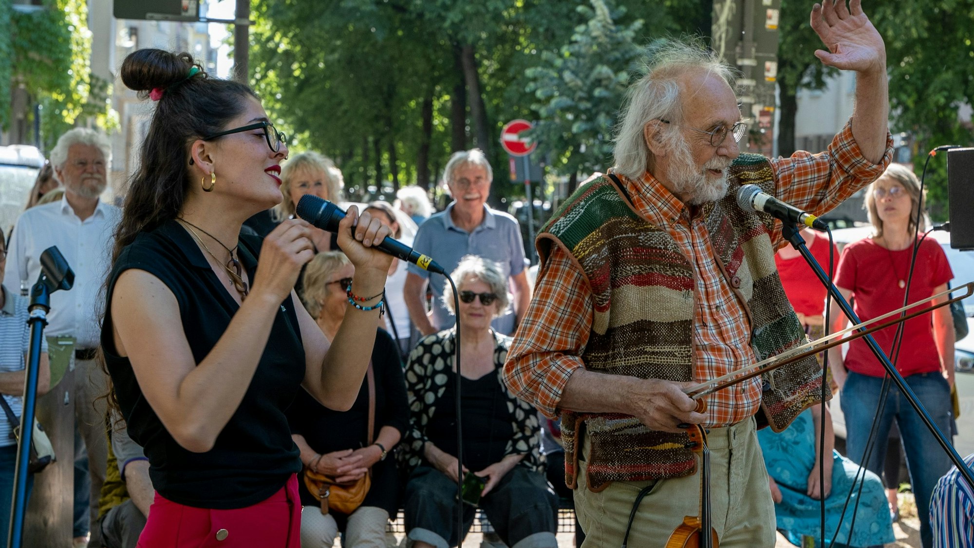 Celina von Wrochem und ihr Großvater Klaus der Geiger.