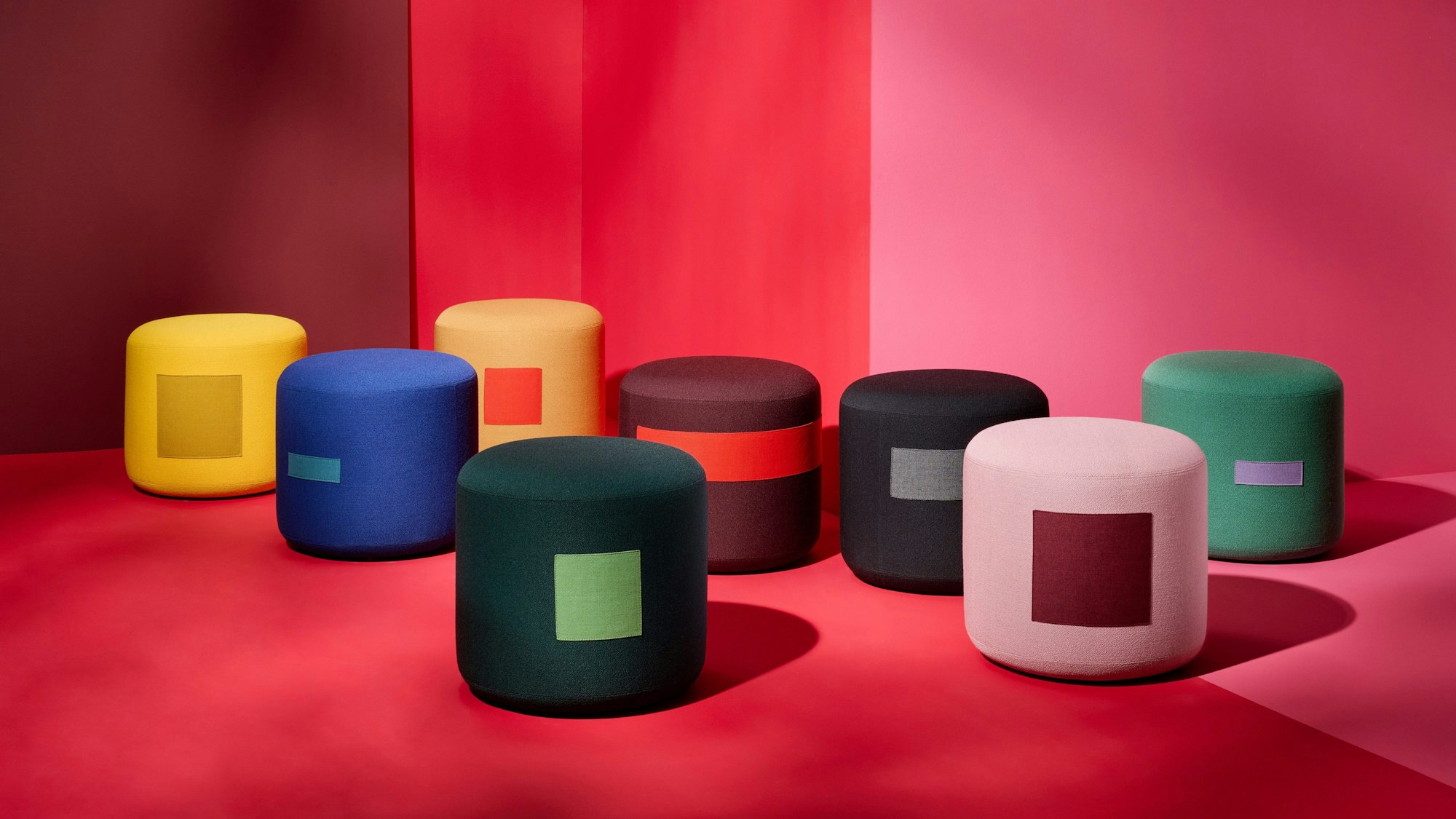 HANDOUT - Farben machen mehr Spaß: Verspieltere Möbel kommen laut Einrichtungsexperten in Trend - ein Beispiel dafür können die Hocker Ayaka von Schönbuch sein, die auf der IMM in Köln gezeigt werden. Foto: Schönbuch/dpa-tmn - ACHTUNG: Nur zur redaktionellen Verwendung im Zusammenhang mit dem genannten Text und nur bei vollständiger Nennung des vorstehenden Credits - Honorarfrei nur für Bezieher des dpa-Themendienstes +++ dpa-Themendienst +++