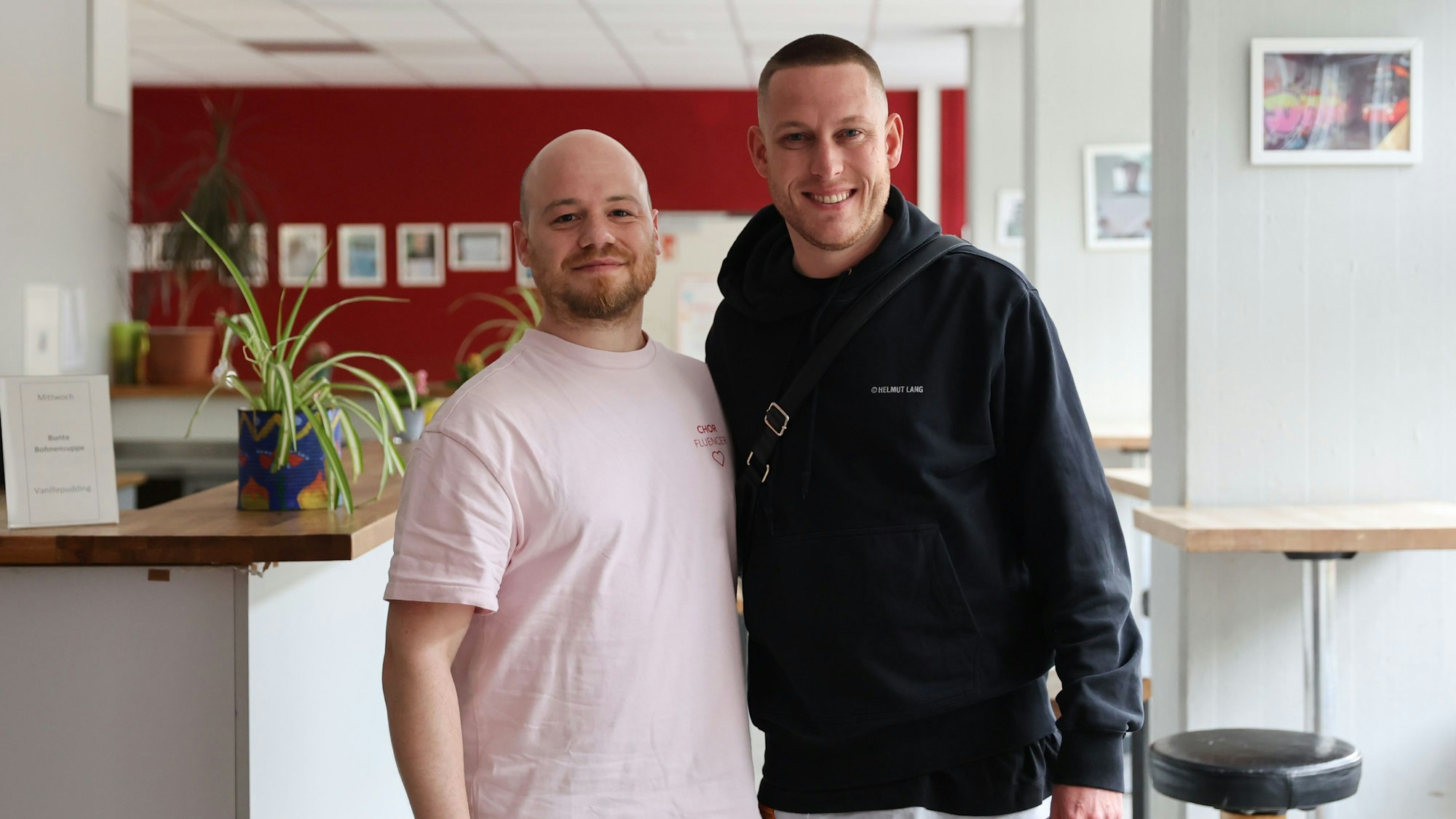 24.05.2023
Köln
Vorstellung des Chor „Veedelperlen“.
Musikalischer Leiter Constantin Gold mit Mo-Torres
Foto: Martina Goyert