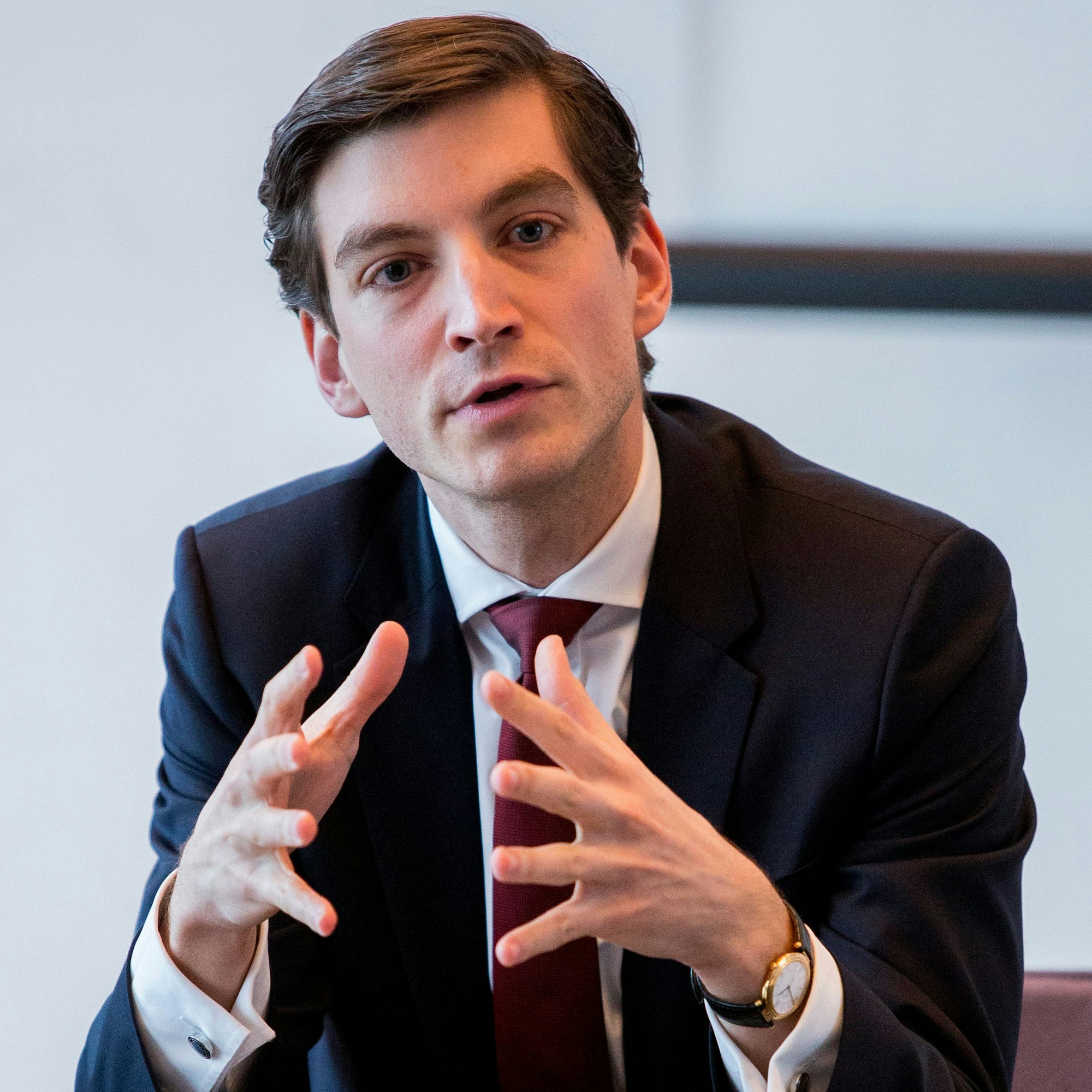 Alexander Vogel sitzt an einem Tisch.