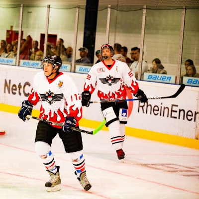 Im Trikot steht der Mann auf dem Eis, in der Hand der Eishockey-Schläger.