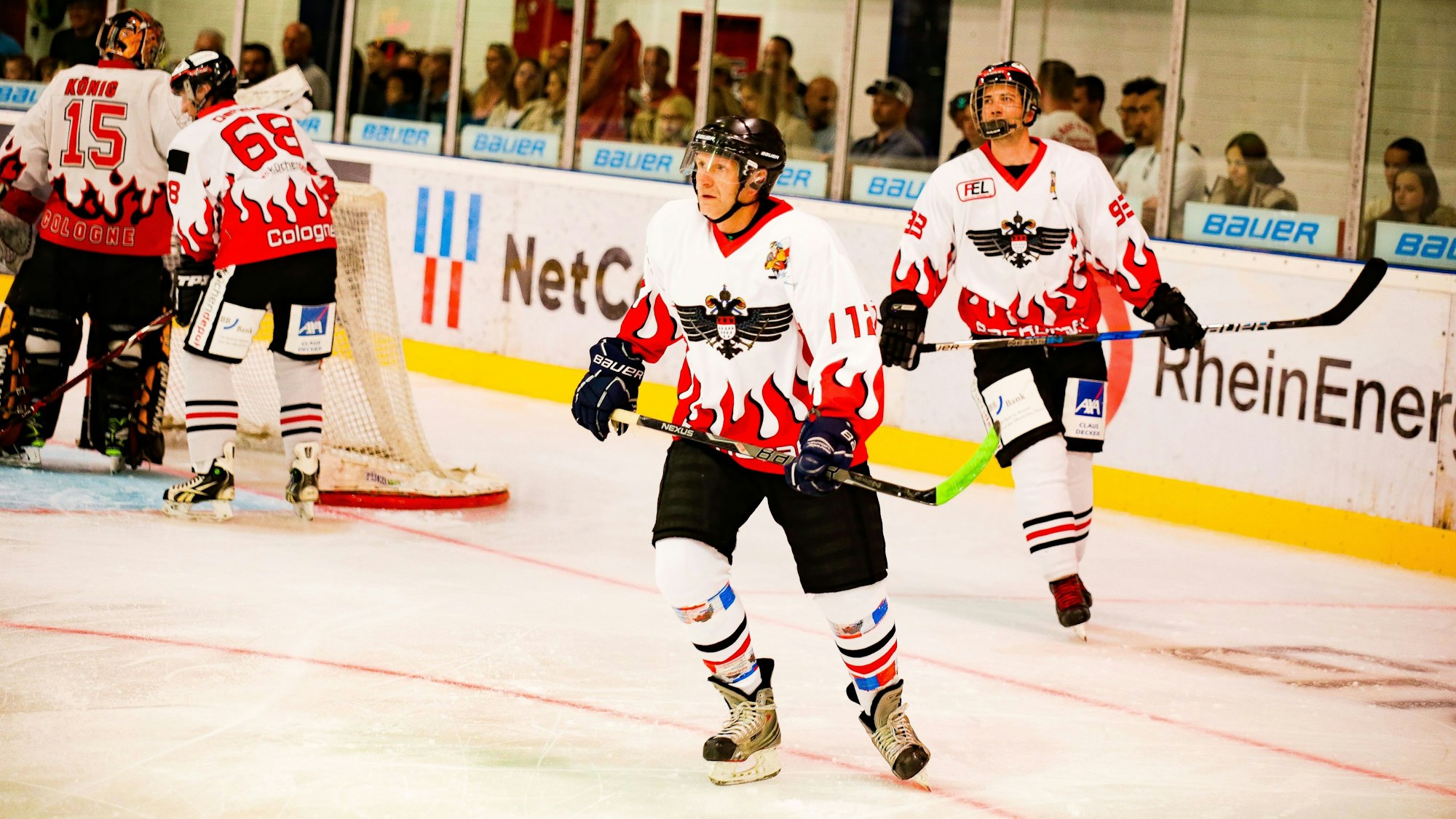 Im Trikot steht der Mann auf dem Eis, in der Hand der Eishockey-Schläger.