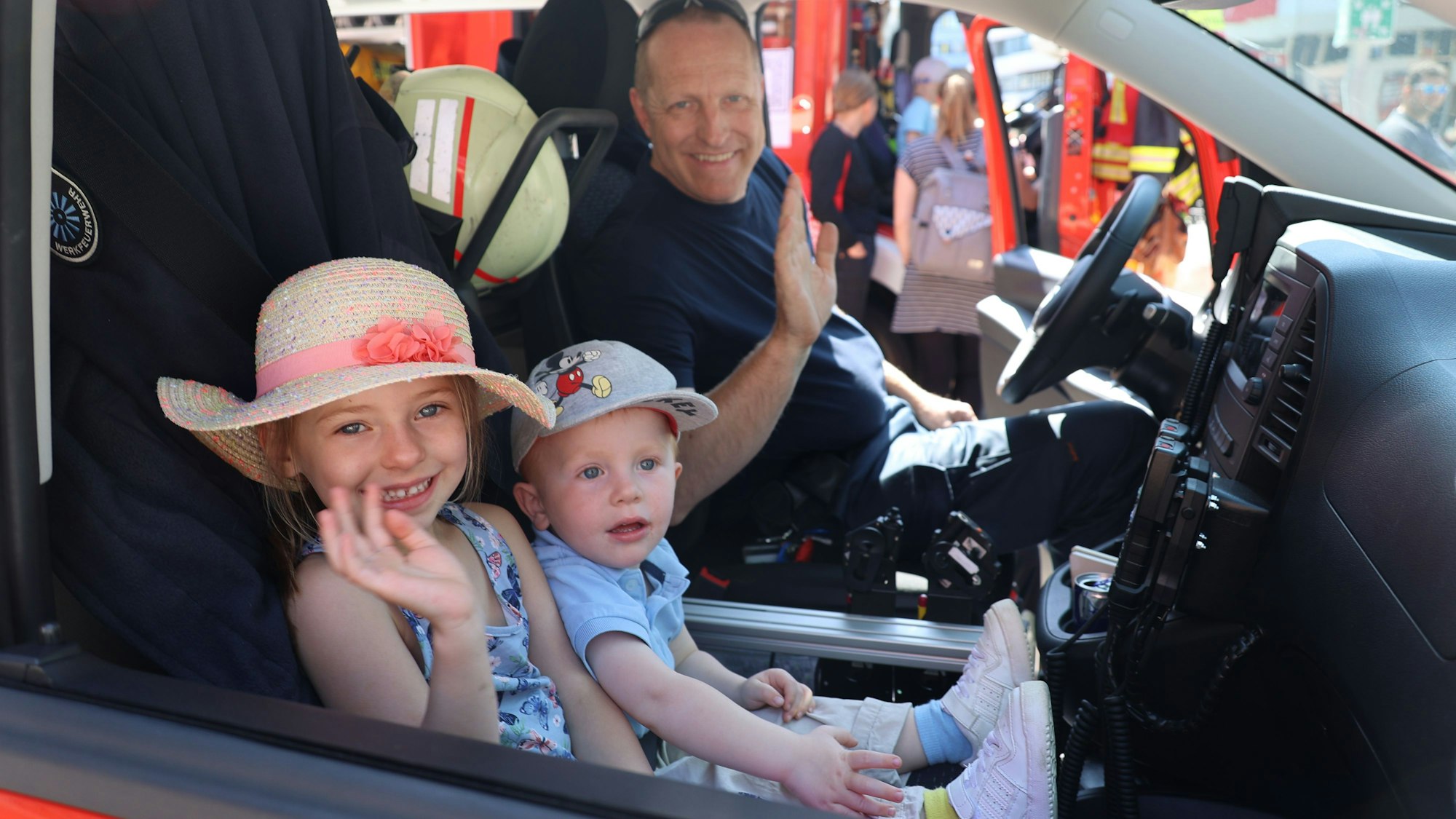 Zwei Kinder in einem Feuerwehrwagen