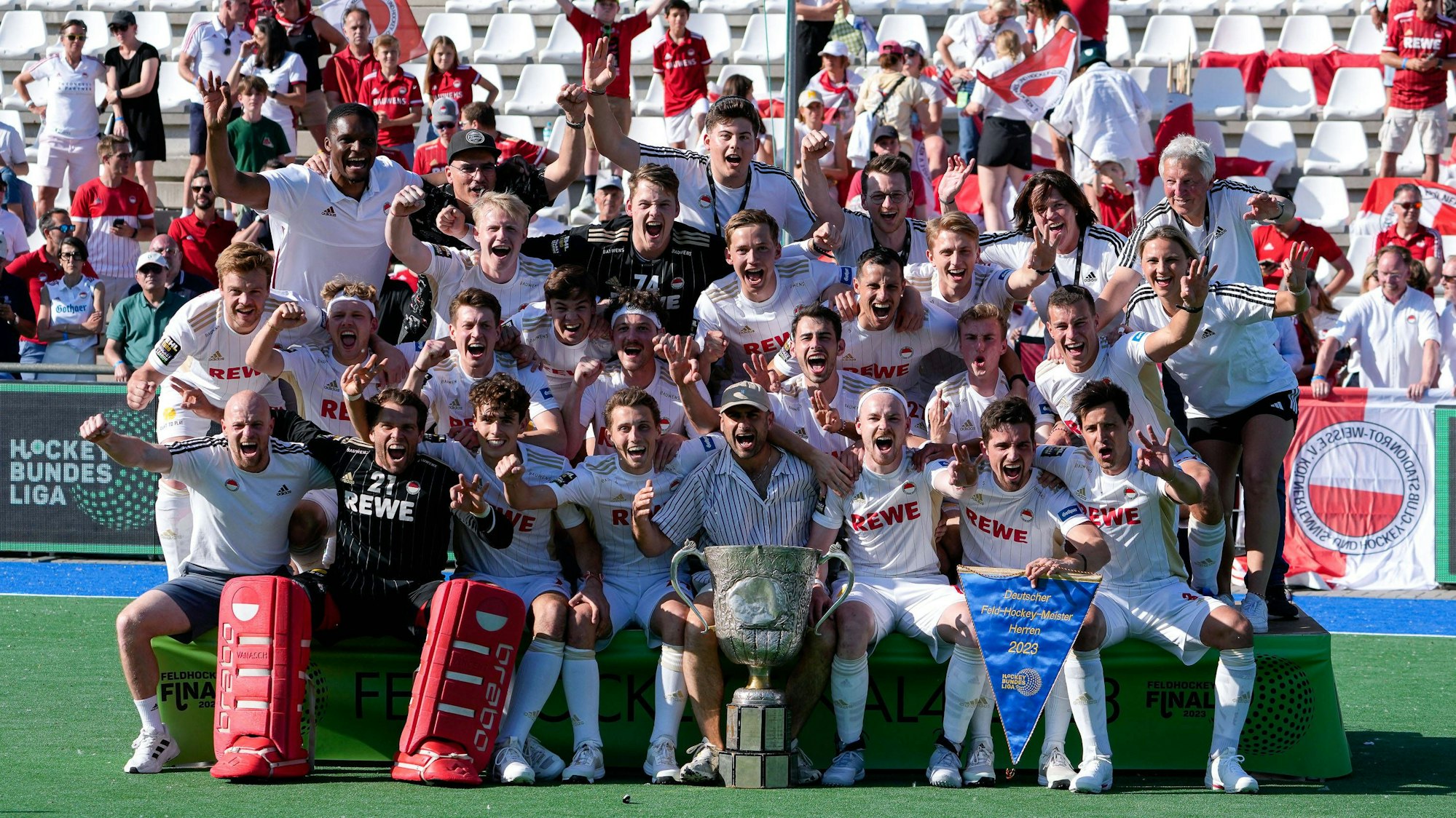 Spieler von Rot-Weiss Köln KTHC, mit dem Pokal, der Trophäe, bei der Siegerehrung, Siegerwimpel, Blauer Wimpel, Ehrung, Jubel nach dem Schlusspfiff, jubeln, jubelt, Freude, Sieger, Sieg, Gewinner der Deutschen Meisterschaft 2022/23, Highlight, optimistisch, Deutscher Meister, Deutsche, Titelträger, Champion, Meisterjubel, fröhlich, optimistisch, positiv, Aktion, Action, Mannschaftsfoto, Teamfoto, Mannschaft, Team, Gruppenbild, 04.06.2023, Mannheim Deutschland, Hockey, Deutsche Meisterschaft, Finale, Herren, Mannheimer HC - Rot-Weiss Köln *** Players of Rot Weiss Köln KTHC , with the cup, trophy, at the award ceremony, winners pennant, blue pennant, honor, jubilation after the final whistle, cheer, cheers, joy, winner, victory, winner of the German Championship 2022 23, highlight, optimistic, German Champion, German, title holder, champion, champion cheer, cheerful, optimistic, positive, action, action, team photo, team, team, group photo, 04 06 2023, Mannheim Germany , field hockey, German championship, final, men, Mannheim HC Rot Weiss Köln xozx