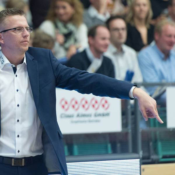 GER, Beko BBL ProA, RASTA Vechta vs Dragons Rhoendorf 02.10.2015, RASTA Dome 2.0, VECHTA, GER, Beko BBL ProA, RASTA Vechta vs Dragons Rhoendorf, im Bild Boris Kaminski (Dragons Headcoach) Einzelaktion, Halbkörper / Halbkoerper Gestik, Mimik, nphxKokenge
ger Beko BBL ProA Rasta Vechta vs Dragons Rhoendorf 02 10 2015 Rasta Dome 2 0 Vechta ger Beko BBL ProA Rasta Vechta vs Dragons Rhoendorf in Picture Boris Kaminski Dragons Head Coach Individual action Half body Halbkoerper Gesture Facial expressions nphxKokenge