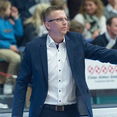 GER, Beko BBL ProA, RASTA Vechta vs Dragons Rhoendorf 02.10.2015, RASTA Dome 2.0, VECHTA, GER, Beko BBL ProA, RASTA Vechta vs Dragons Rhoendorf, im Bild Boris Kaminski (Dragons Headcoach) Einzelaktion, Halbkörper / Halbkoerper Gestik, Mimik, nphxKokenge
ger Beko BBL ProA Rasta Vechta vs Dragons Rhoendorf 02 10 2015 Rasta Dome 2 0 Vechta ger Beko BBL ProA Rasta Vechta vs Dragons Rhoendorf in Picture Boris Kaminski Dragons Head Coach Individual action Half body Halbkoerper Gesture Facial expressions nphxKokenge